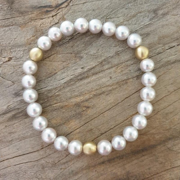 Perlarmband mit Goldkugeln